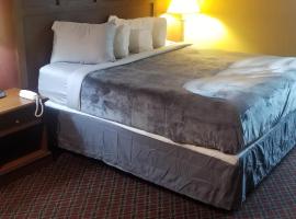 OSU King Bed Hotel Room 110 Wi-Fi Hot Tub Booking: Stillwater şehrinde bir otel