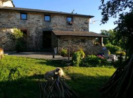 Casa de piedra en pequeña aldea de Ortigueira, hotel con parking en Nieves