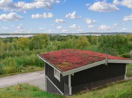 Nice Home In Tyringe With Lake View, хотел в Tyringe