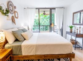 Hawaii Lifestyle Design Condo l Pool l Near Beach l AC l Free Parking l Sleeps 6, hotel i Kailua-Kona