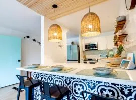 Hawaii Lifestyle Design Condo l Pool l Near Beach l AC l Free Parking l Sleeps 6