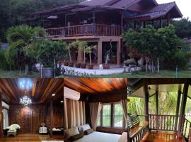 Traditional Thai house บ้านเรือนไทย ใกล้หาดระยอง, vacation rental in Ban Chak Phai