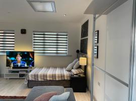 Fully Detached Studio Annexe with Double Bed for 2 & Sofa Bed for 2, rental liburan di Cambourne