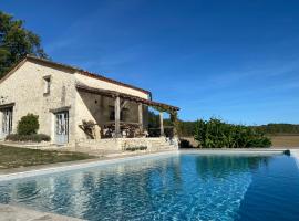 Aux Juges-charming holiday house with private infinitypool!, renta vacacional en Agnac