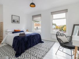 Luxe Garden House for 6 in Central Exeter, апартамент в Екситър