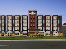 Microtel Inn & Suites Dorval QC、にあるモントリオール・ピエール・エリオット・トルドー国際空港 - YULの周辺ホテル