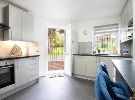 Station Lodge close to City Centre with parking, hotel near Exeter St Davids Train Station, Exeter