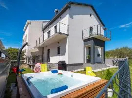 Amazing Home In Turanj With 3 Bedrooms, Jacuzzi And Wifi