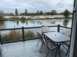 Sunrise - Beautiful lakeside caravan, feriepark i South Cerney