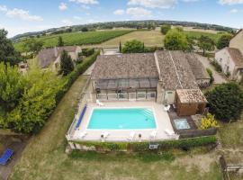 Gorgeous Home In Saint-mard-de-guron With Outdoor Swimming Pool, hotel di Saint-Méard-de-Gurçon