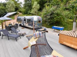 Finest Retreats - Vintage American Airstream, hotel with jacuzzis in Dittisham