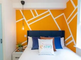 5 bed 5 bath house, free parking, patio garden - Esho Stays