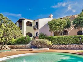 Residence con piscina a Liscia di Vacca, 350 mt dal mare, 3 km da Porto Cervo, apartmen servis di Liscia di Vacca