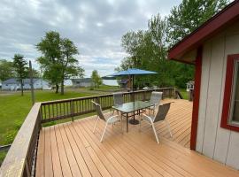 Little Whit on Chautauqua Lake, hotel with parking in Mayville