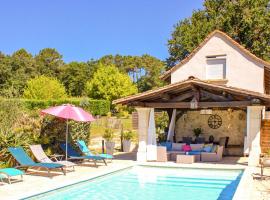 Lovely Home In Saint-sauveur-lalande With House A Panoramic View, hotell i Saint-Rémy