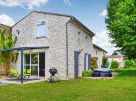 Awesome Home In Eyrans With Wifi And 3 Bedrooms, maison de vacances à Eyrans-de Soudiac