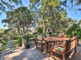 Rustic Beaufort Home with Stunning Marsh Views!, hotel con parcheggio a Beaufort