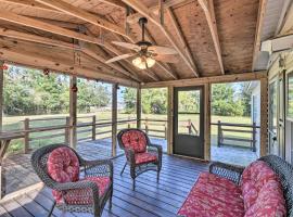 Palatka Hideaway with Fireplace and Private Porch, hotel em Clay Landing