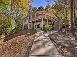 Lakefront Lineville Retreat with Private Dock!, feriehus i Lineville