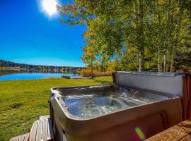 Pagosa Lakefront Home with Hot Tub, AandC, and Canoe!, hotel v destinaci Pagosa Springs