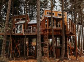 Treehouse on the Water -Eagles Nest-20 ft high, hotel v destinaci Port Angeles