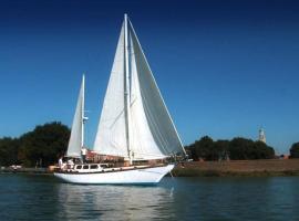 Classic sailing ship in center of Enkhuizen! – dom wakacyjny w mieście Bovenkarspel