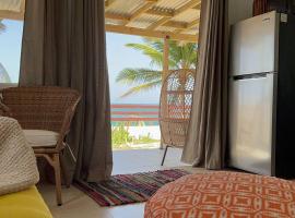 Casita Del Mar Oceanfront Romantic Retreat In Islote, hotel em Arecibo