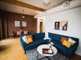 Spacious Loft Over Coffee Shop - Romantic Downtown Escape, familiehotell i Greeley