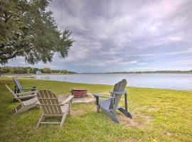 Modern Lake Conroe House with Lakefront Park and Deck!, hotel em Willis