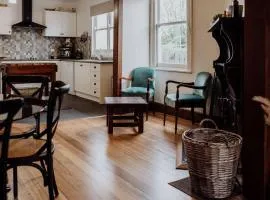 Cottage on Groom - St Marys Charm and Convenience!
