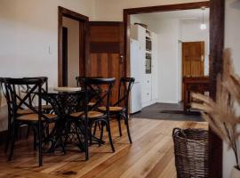 Cottage on Groom - St Marys Charm and Convenience!, hotel in Saint Marys