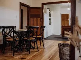 Cottage on Groom - St Marys Charm and Convenience!