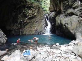 Aux charmes du Saut d'Eau, cabană din Saint-Claude