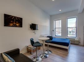 Stylish Studio Offers the Perfect Location for Your Windy City Wanderings - 747 Lofts Cabin 101 apts, hotel in Chicago