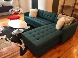 Walk to Lincoln Park, North Avenue Beach, and Second City! Lovely Old Town Charm! condo