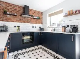 Railway House - Central Warrington - Sleeps 6