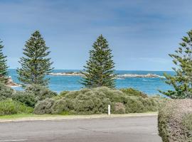 Stoneferry- A Beachfront Beauty - Free Wifi, holiday home in Port Elliot