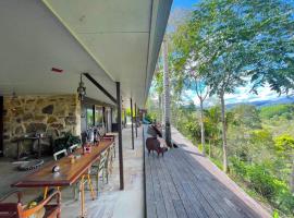 Golden Retreat Ultimate 5 Bed - Villa & Guesthouse, feriebolig i Uki