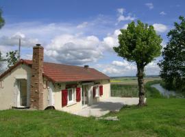 Maison rénovée avec grand jardin, accès rivière, cheminée et tout confort à Monétay-sur-Allier - FR-1-489-110, hotel v destinaci Monétay-sur-Allier
