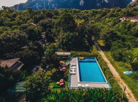 The Royal Bamboo Lodges - SHA Certified, chalé alpino em Parque Nacional de Khao Sok