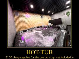 Penthouse Style Luxury 2 Bedroom House has Hot-Tub, extra fees apply, vila v Birminghamu