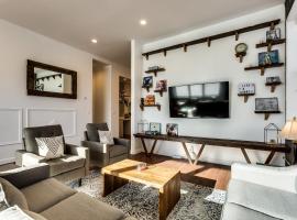 Converted Store Front Home Lets You Live Like a Local in the Heart of it All! condo, condo sa Chicago