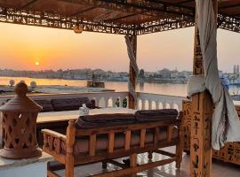 Nile Sunrise Flats And Rooms, παραθεριστική κατοικία στο Λούξορ