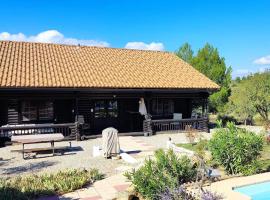 Casa De Madera, A home from home., Ferienunterkunft in Teresa de Cofrentes