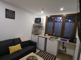 Studio bien équipé et indépendant avec véranda commune, hotel a Neuilly-sur-Marne