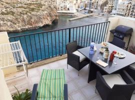 Seafront Penthouse with Terrace in Xlendi, Gozo, location près de la plage à Xlendi