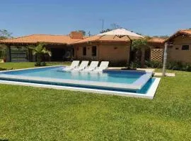 Casa con Piscina, Quincho, Cancha de Futbol/Volley