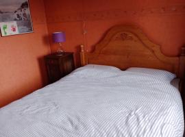 Bed en Breakfast met patio en kippen, B&B din Thorn