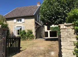 Ancienne ferme Bourguignonne en bord de rivière, grand terrain arboré, et clos