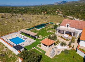 Nice Home In Sedramic With Outdoor Swimming Pool, cabaña o casa de campo en Sedramić